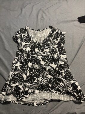 Women’s Black & White Leaf-Print V-Neck Short Sleeve Tee